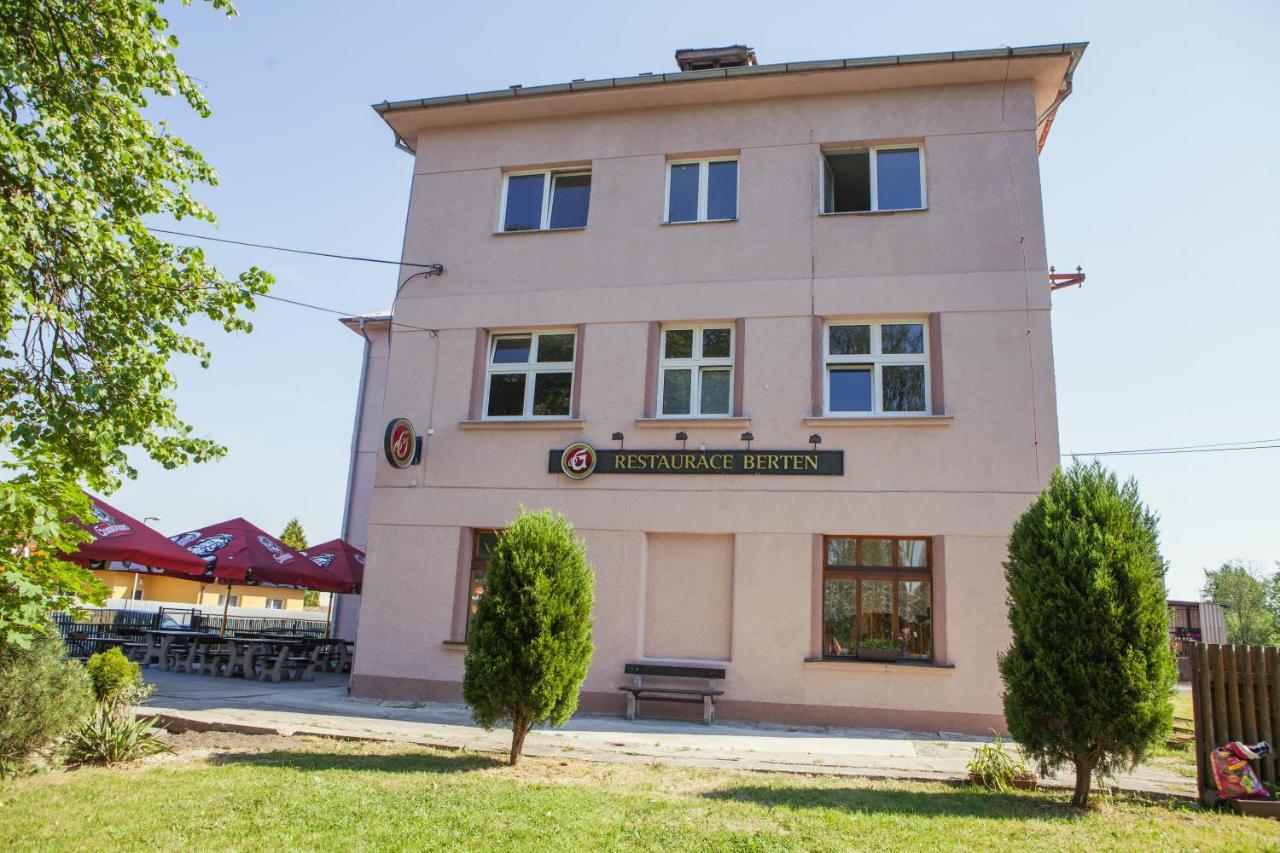 Pension Berten Strasice Strasice  Экстерьер фото